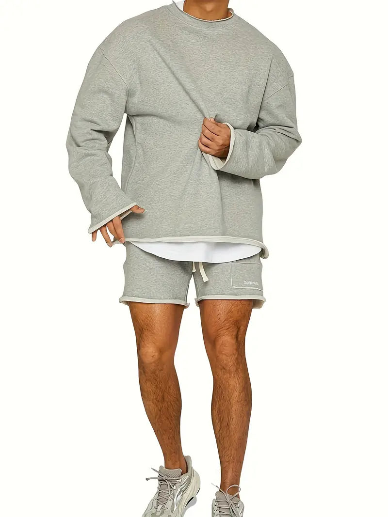 Casual set bestående av en långärmad tröja och löst sittande shorts