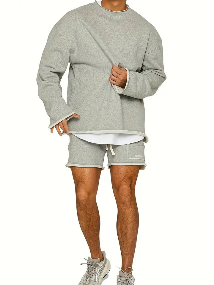 Casual set bestående av en långärmad tröja och löst sittande shorts