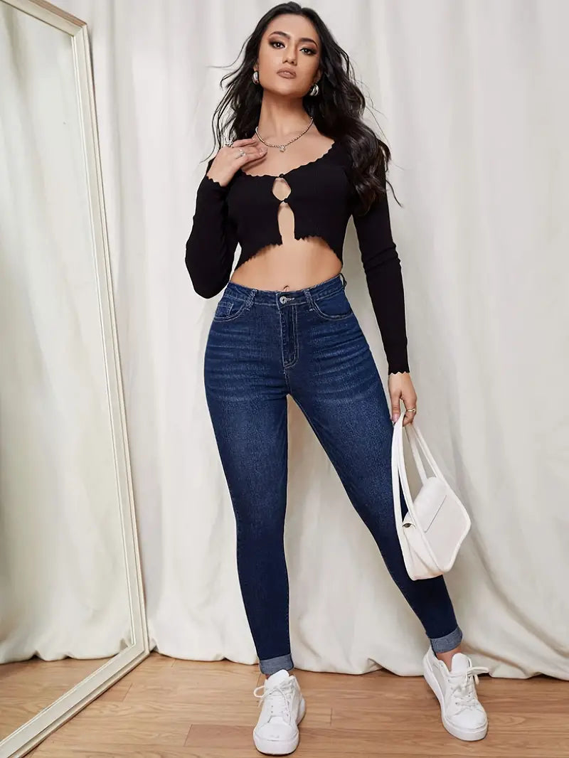 Smala jeans med hög midja och en knapp