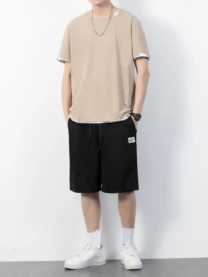 Set med T-shirt med rund halsringning och shorts med dragsko