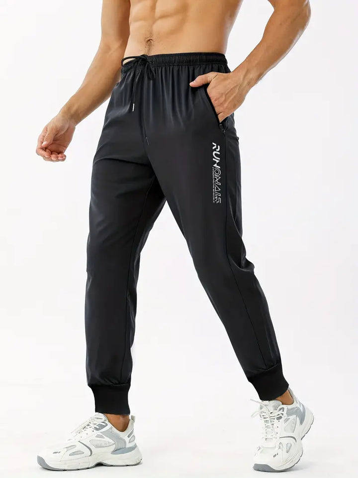 Joggers med bokstavstryck och fickor med dragkedja