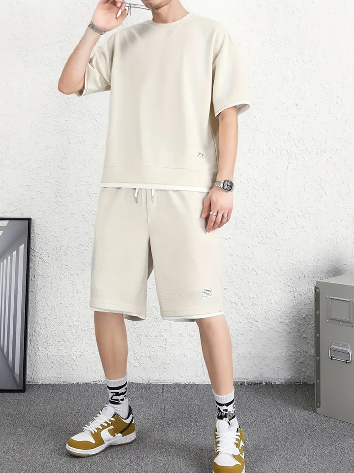Grafisk T-shirt med rund halsringning och lösa shorts med dragsko