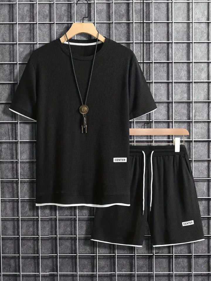 Bekvämt set med kortärmad T-shirt och shorts med rund halsringning